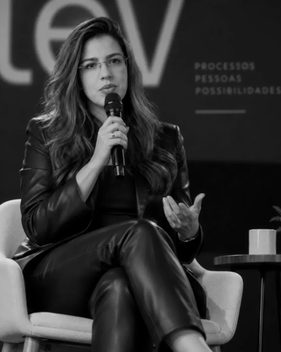 Caroline Taveira, fundadora da Lev Design, em palestra