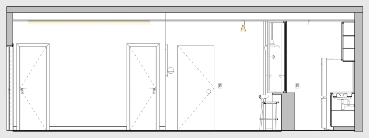 Vista técnica de uma parede do mesmo apartamento, com três portas, bancada com banqueta, geladeira e armário alto. Imagine uma linha horizontal a 1,50 m do piso: ela cruza as portas, passa acima da bancada e abaixo do armário