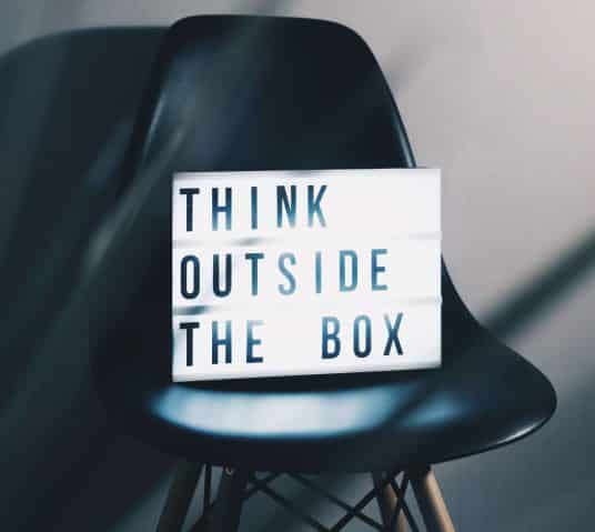 Pense fora da caixa. Inove no seu trabalho. (perguntas para fazer antes de projetar)